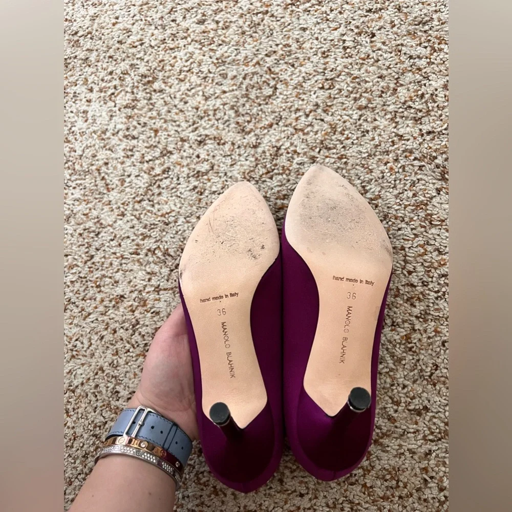 Manolo Blahnik Hangsis Pump Like New - Picture 4 of 5